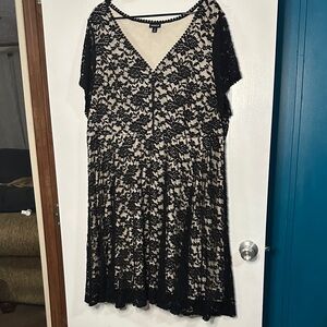 EUC Torrid Black and Cream Lace Midi Dress